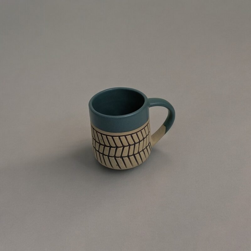 Ceramic mug with arrow wave design for tea and coffee